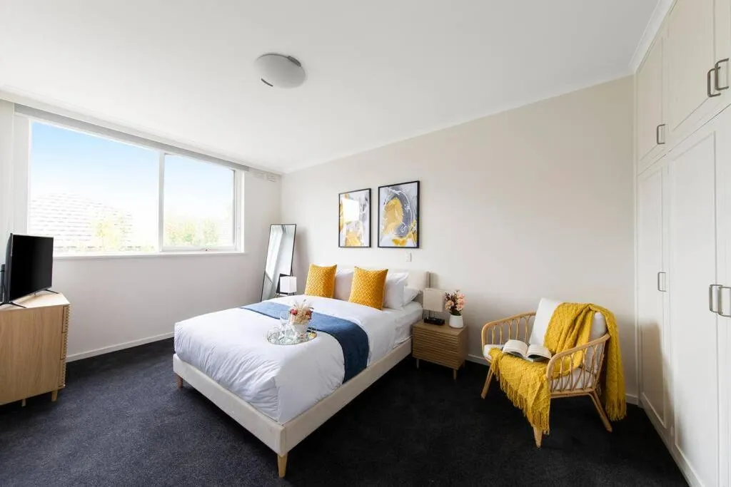 Chic Caulfield North Retreat — 2