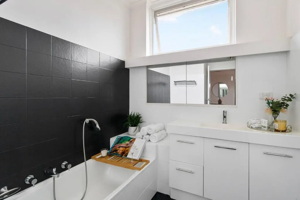 Chic Caulfield North Retreat — 3