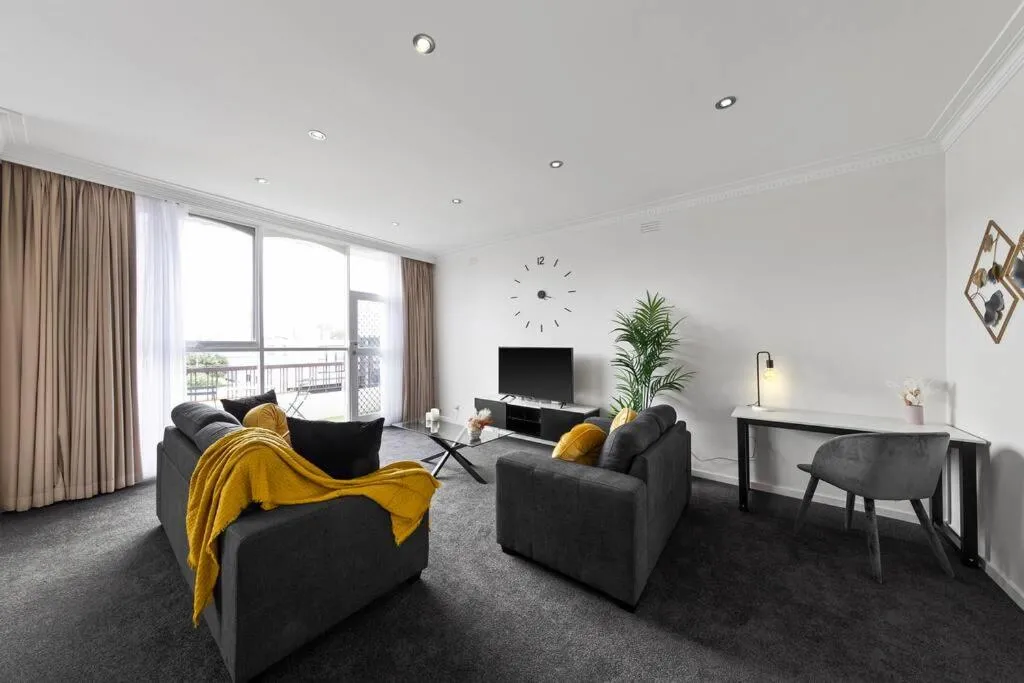 Chic Caulfield North Retreat — 5