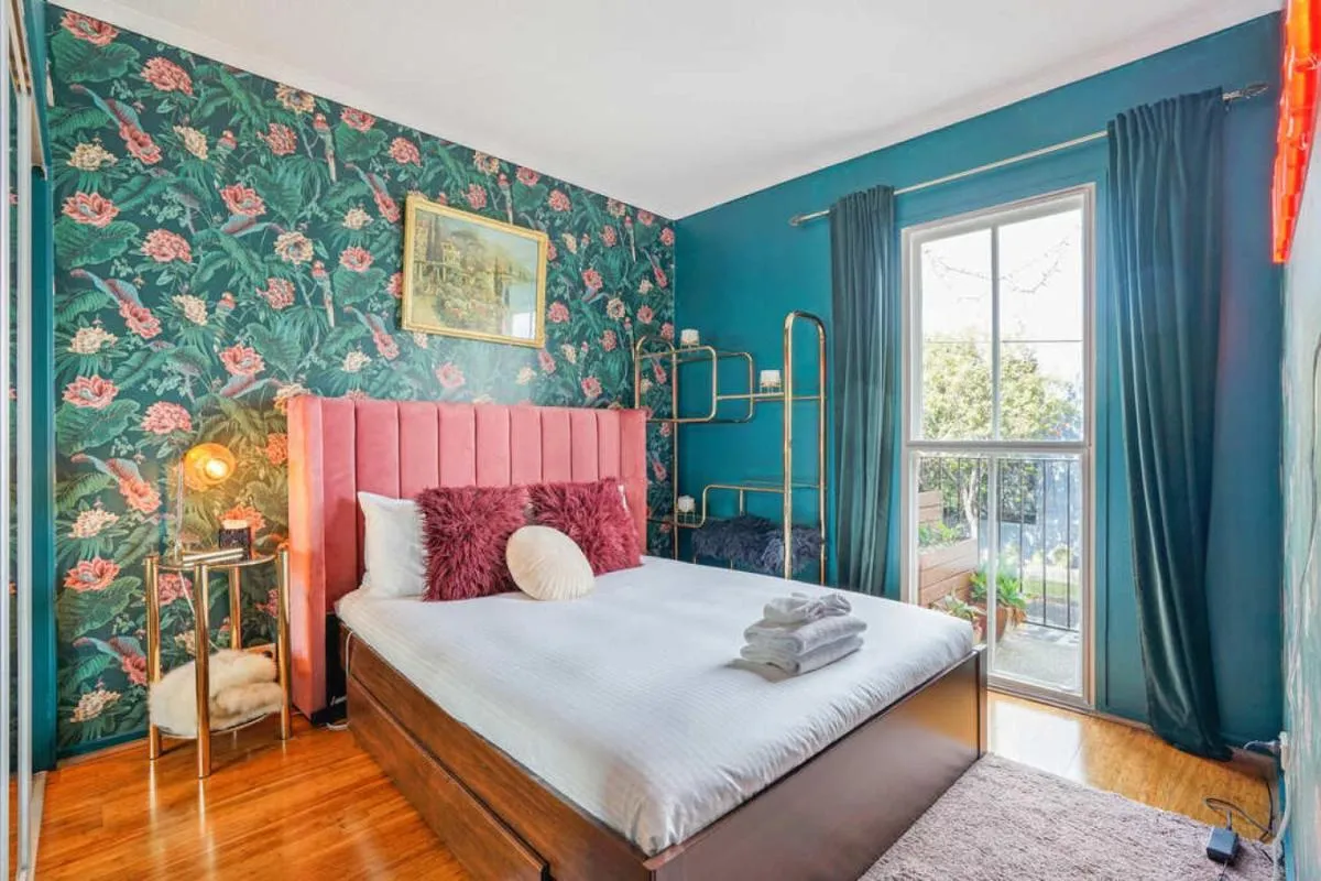 Chic Central Quiet Apt with Free Parking — 2