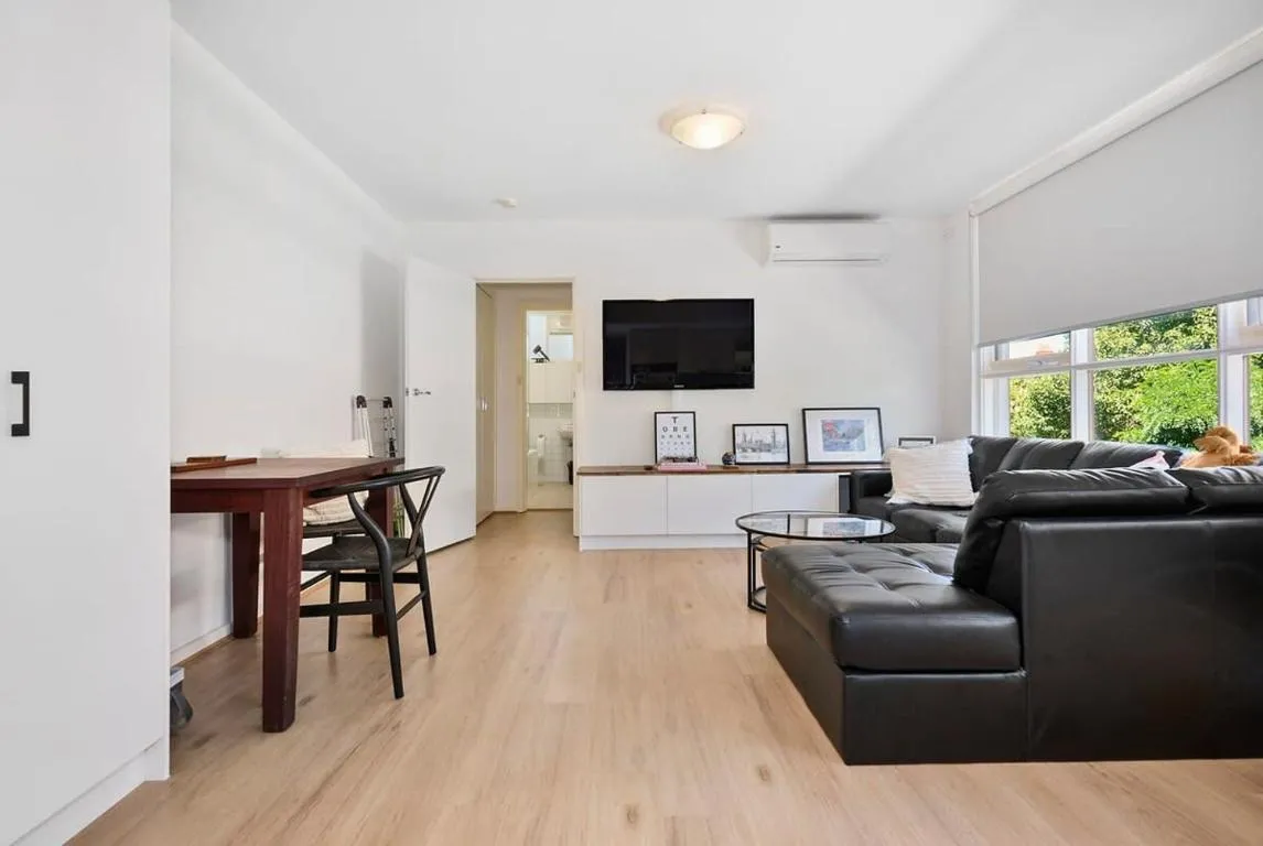 Chic Elwood 1BR Apt with Free Parking