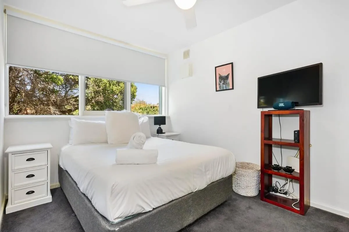 Chic Elwood 1BR Apt with Free Parking — 2