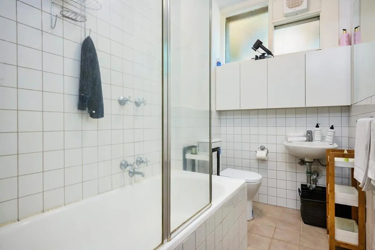 Chic Elwood 1BR Apt with Free Parking — 3