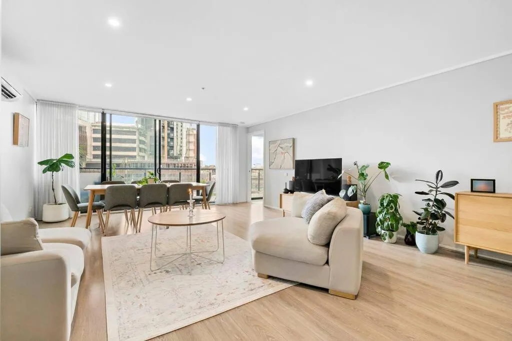 Chic Sthbank 3BR – Pool & Tennis