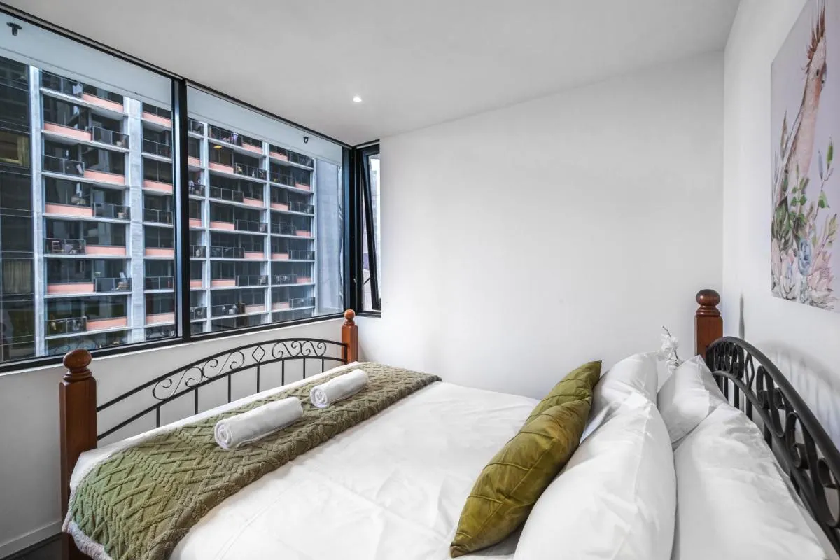 City Dream 2br1ba Apt Melbournepoolgym — 2