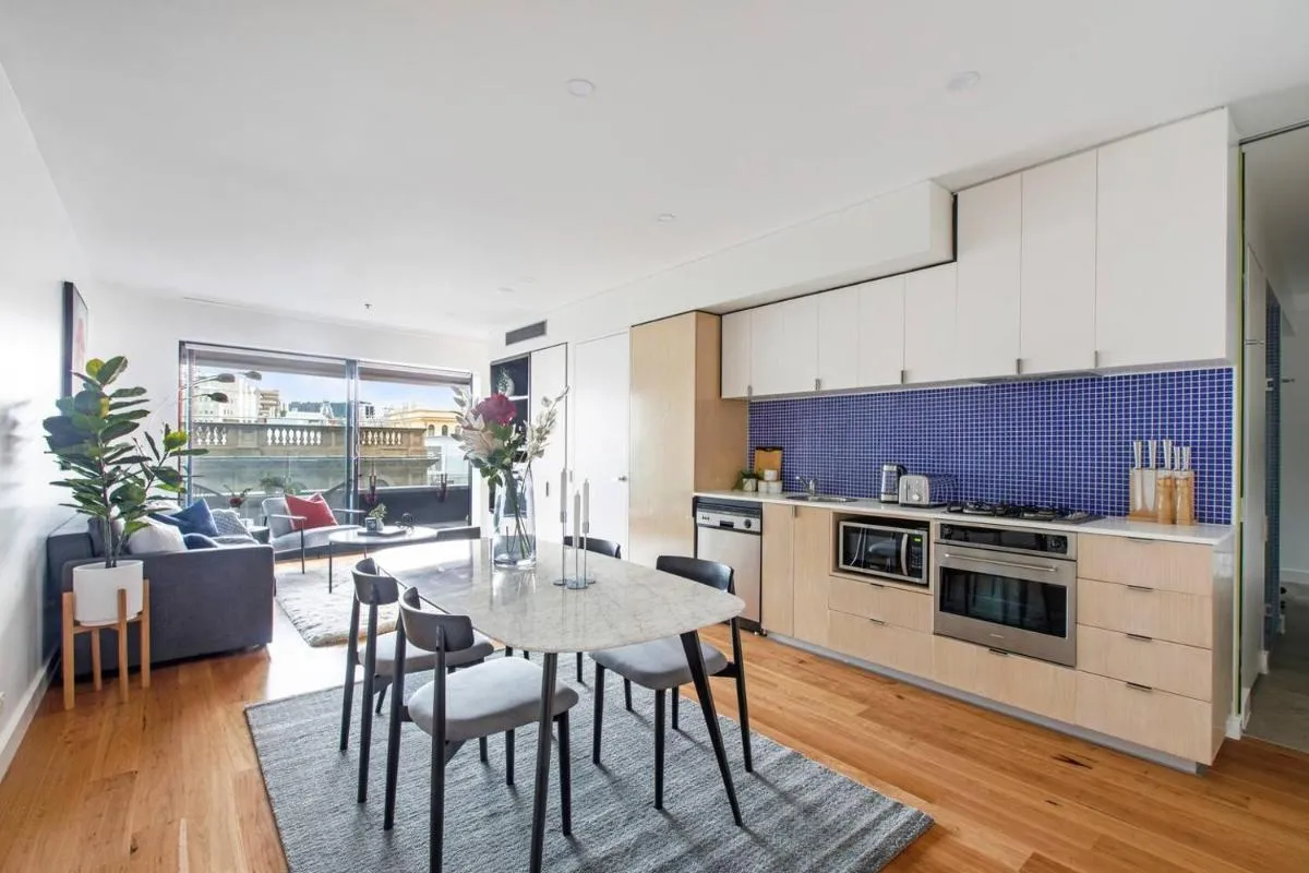 City Living Made Easy on Swanston St with Parking — 5