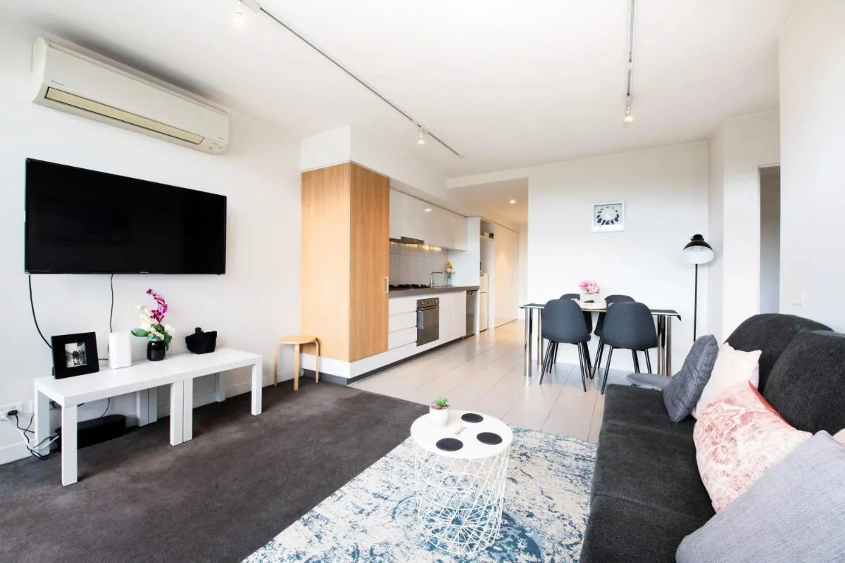 Clarendon St Chic Modern 2-Bedroom Apartment Escape — 5