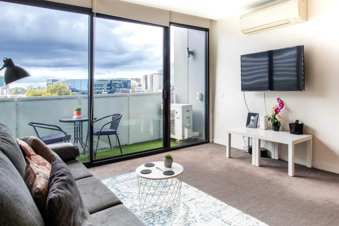 Clarendon St Chic Modern 2-Bedroom Apartment Escape
