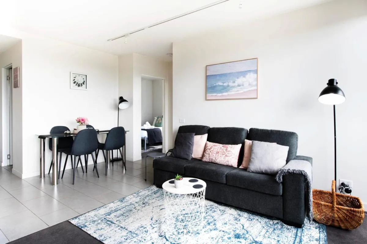 Clarendon St Chic Modern 2-Bedroom Apartment Escape — 3
