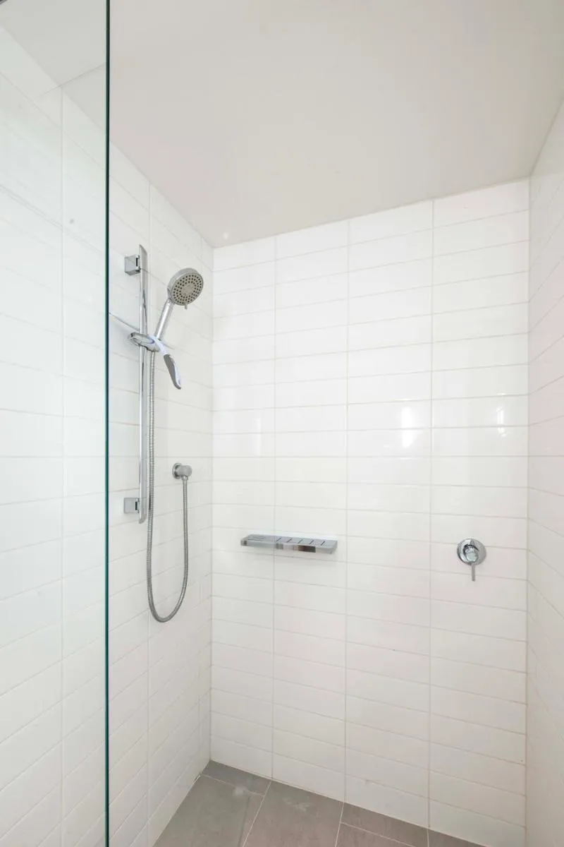 Clarendon St Chic Modern 2-Bedroom Apartment Escape — 4