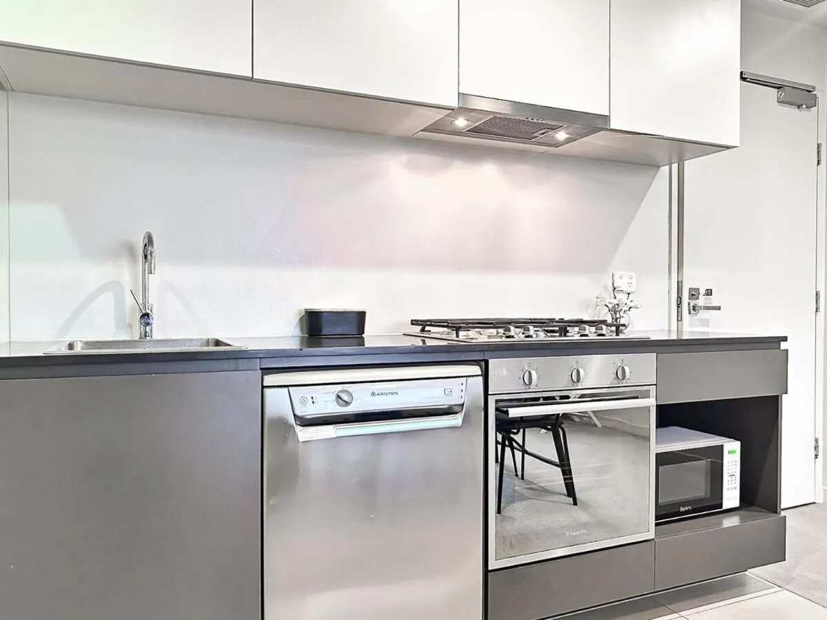 Collins Night View 1br Apt In Melbournegympool — 5