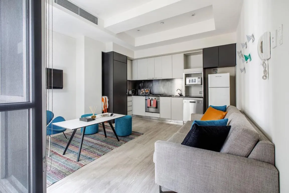 Collins Street Blues – Stay in the Heart of it All