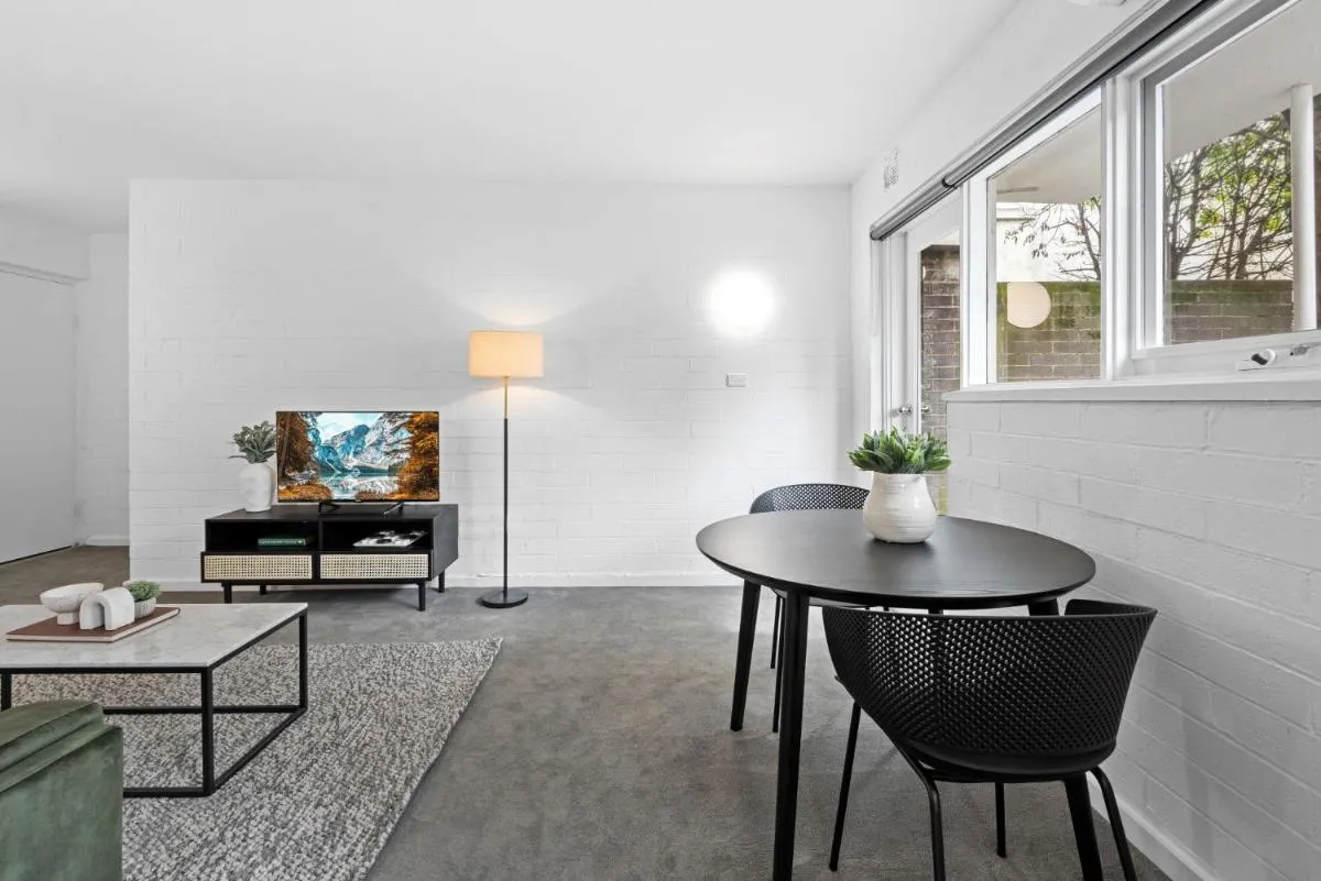 Comfy 1-Bed Apartment with Courtyard Seating — 4