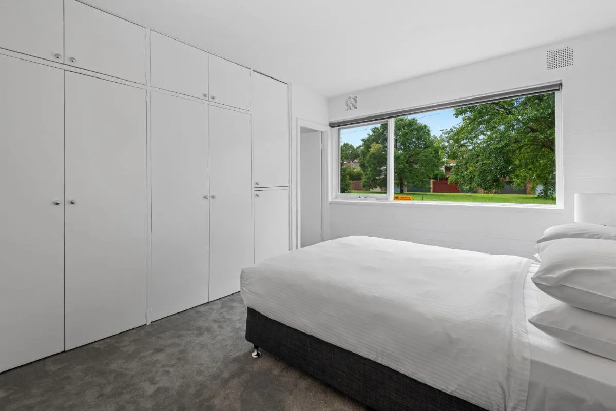 Comfy 1-Bed Apartment with Courtyard Seating — 2