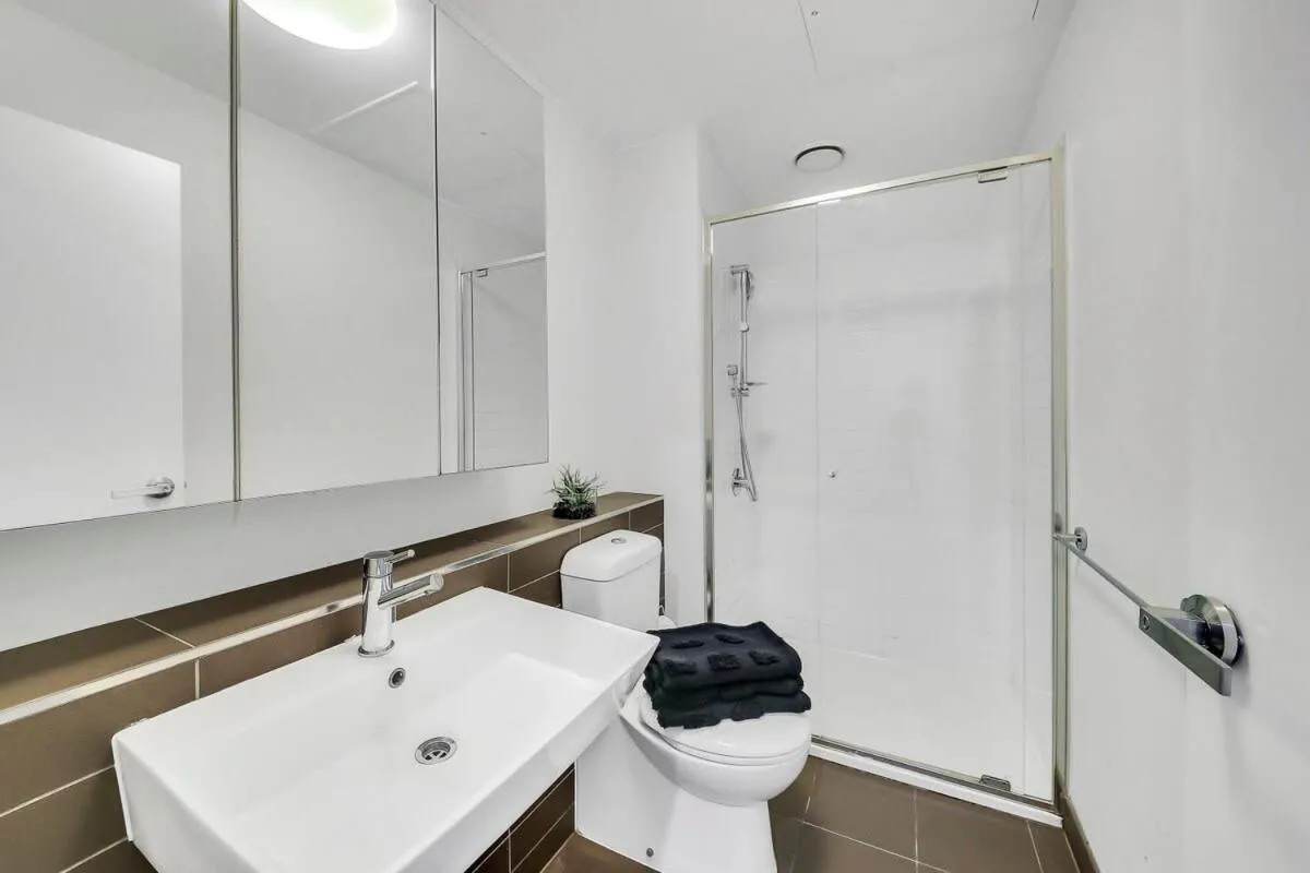 Comfy 2BR Apt Near Southern Cross with City Views — 3