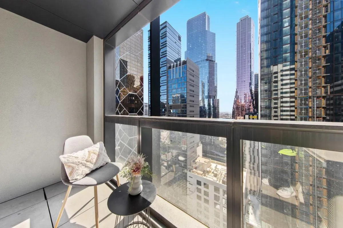 Comfy 2BR Apt Next to Melbourne Central City Views — 5