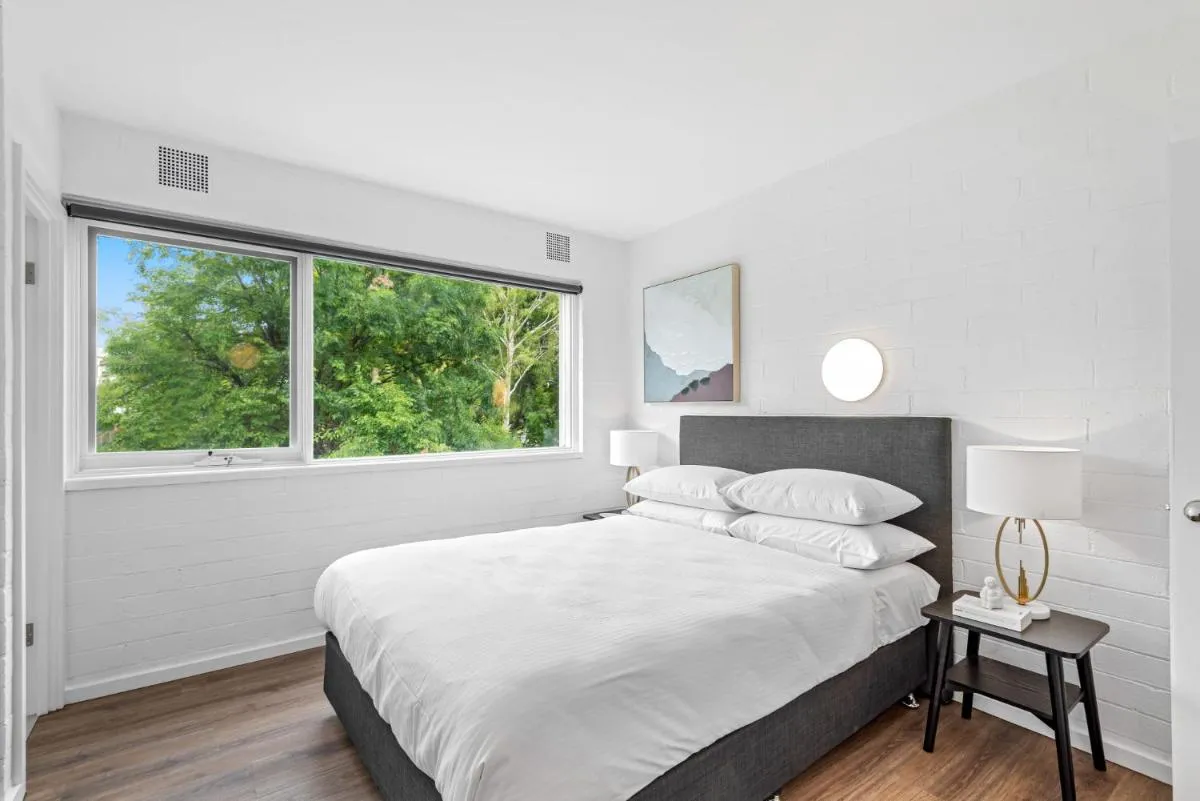 Contemporary 1-Bed Apartment with Park Views — 2
