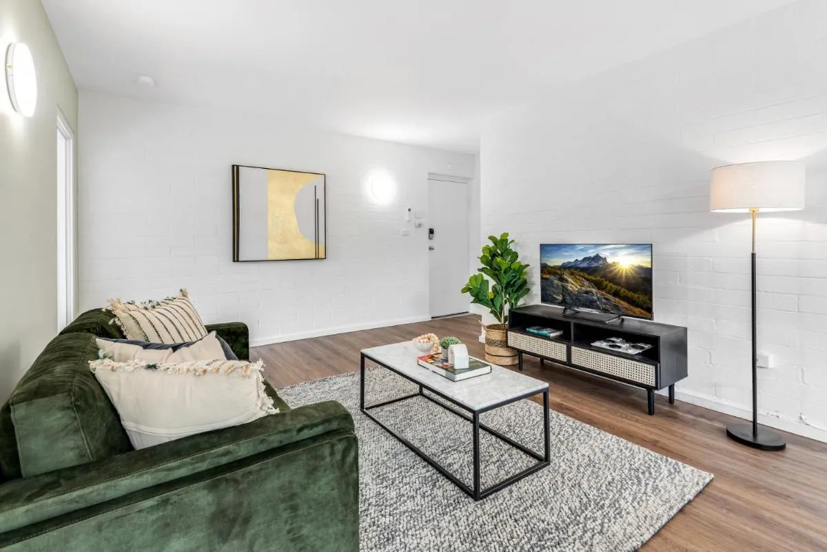 Contemporary 1-Bed Apartment with Park Views — 5