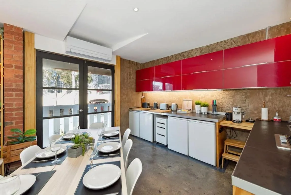 Conveniently Located 6 BR Unit