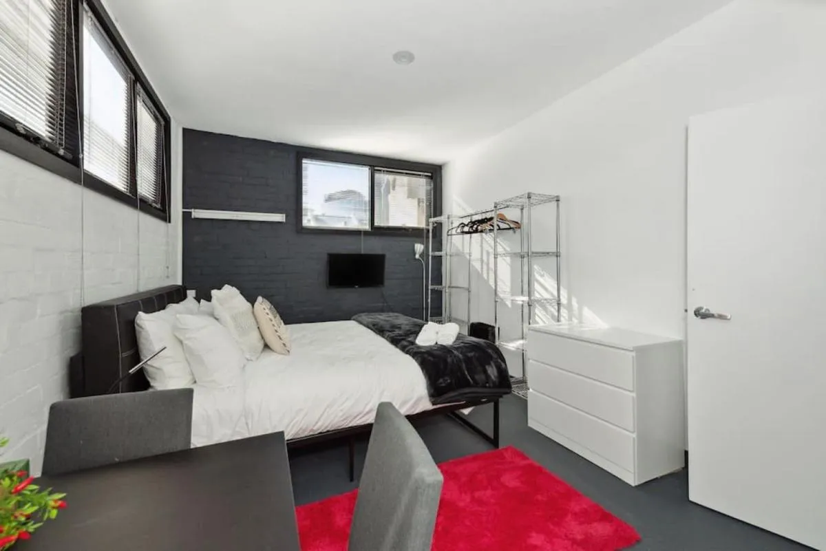Conveniently Located 6 BR Unit — 5