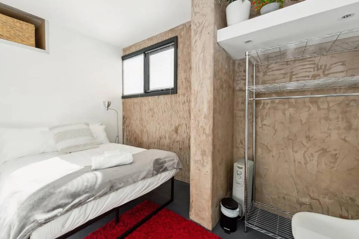 Conveniently Located 6 BR Unit — 3