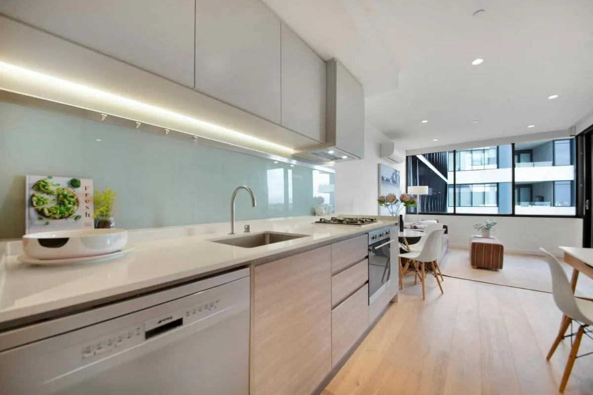 Cool and Contemporary on the City Edge — 4