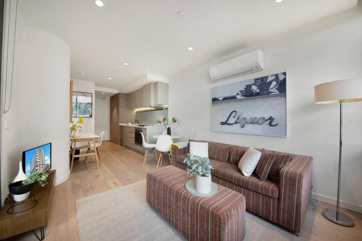 Cool and Contemporary on the City Edge — 5