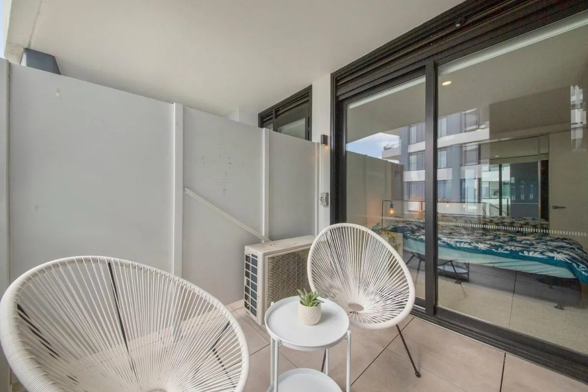 Cool and Contemporary on the City Edge — 2