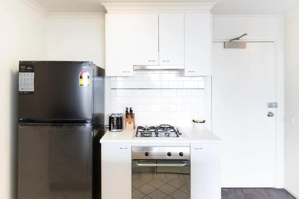 Cosy Gem; Tennis Court & Parking on St Kilda Rd — 4