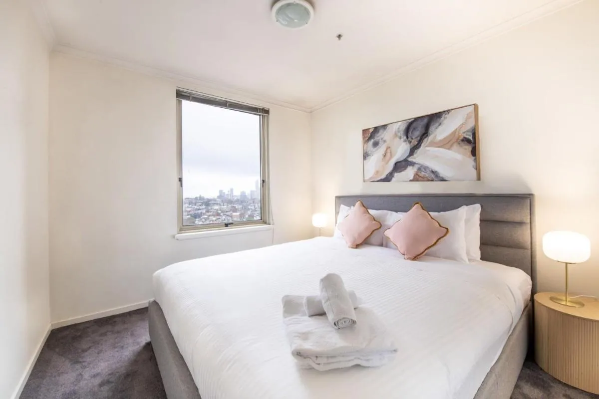 Cosy Gem; Tennis Court & Parking on St Kilda Rd — 2