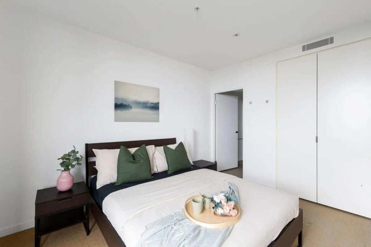 Cozy 2BR Apt Near Melbourne Central w City Views — 2