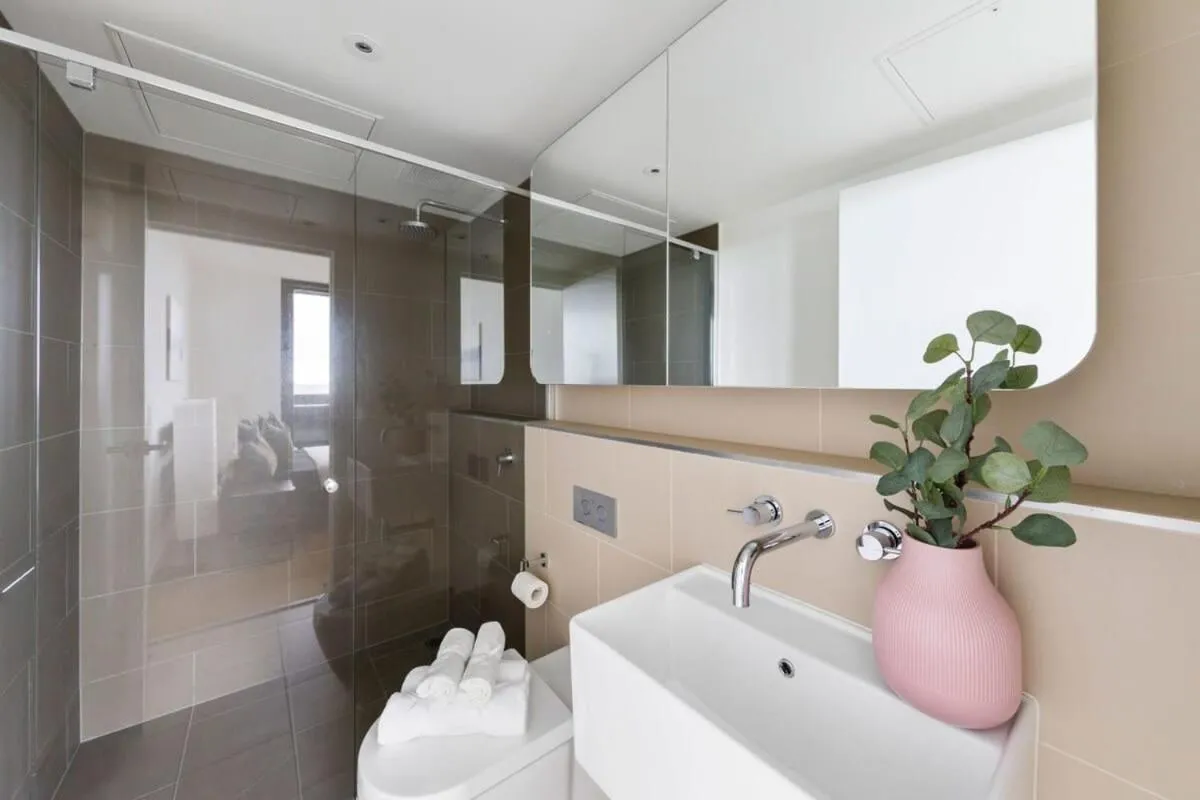 Cozy 2BR Apt Near Melbourne Central w City Views — 3