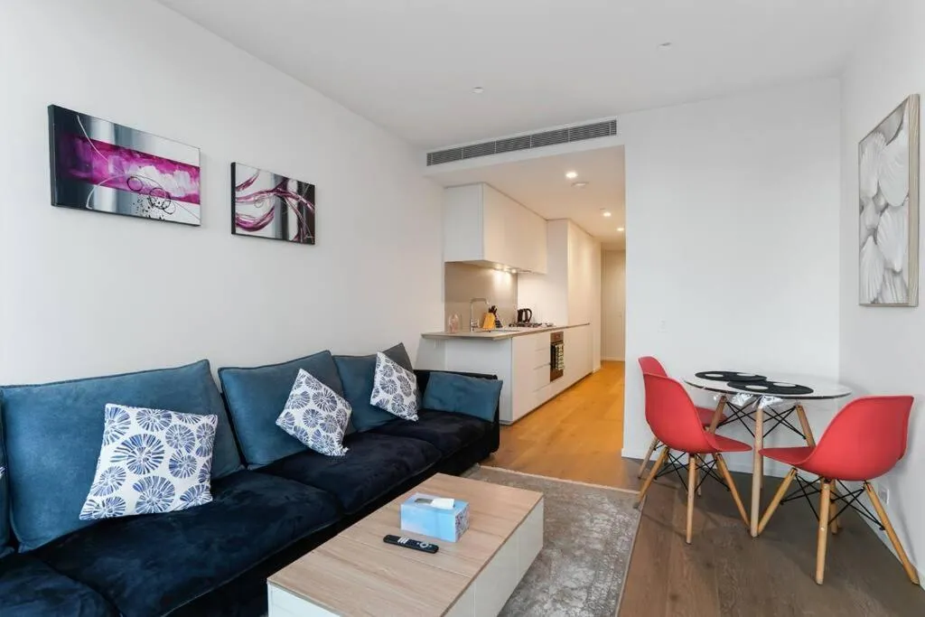 Cozy-Brilliant Natural Light Near Crown &City 1B1B — 4