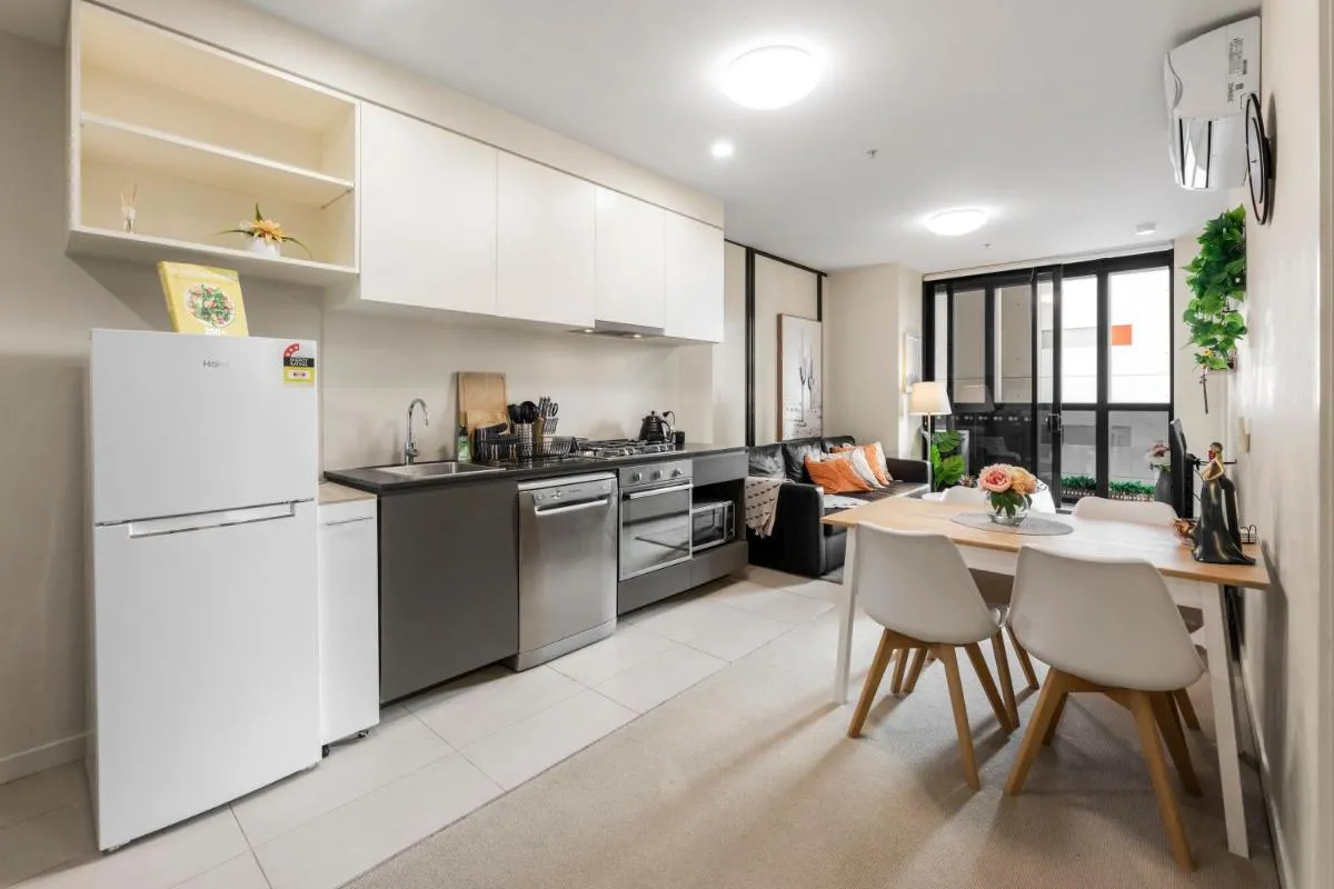 Cozy CBD 2 Bedroom Apartment with car park — 5