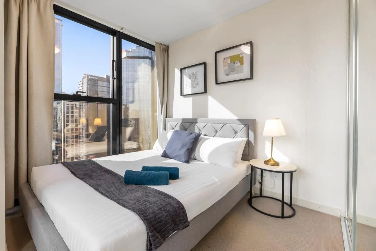 Cozy CBD 2 Bedroom Apartment with car park — 2