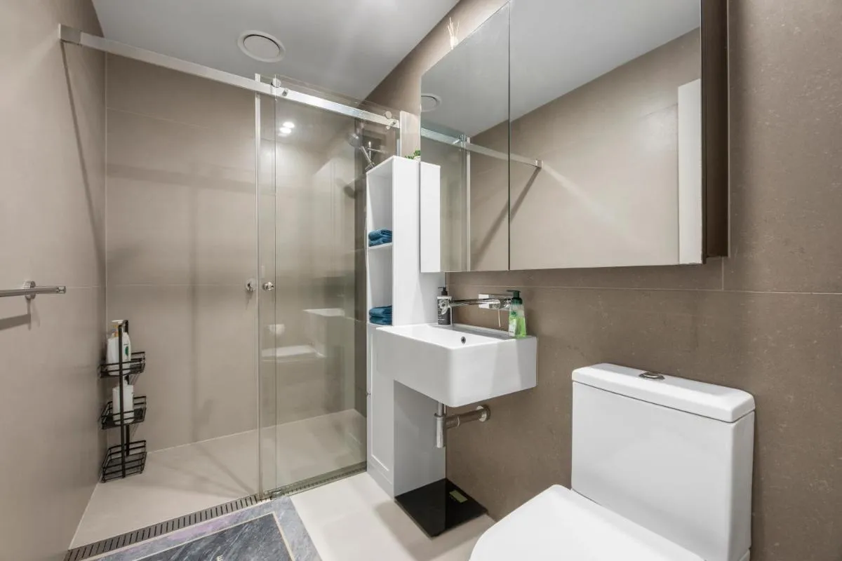 Cozy CBD 2 Bedroom Apartment with car park — 3