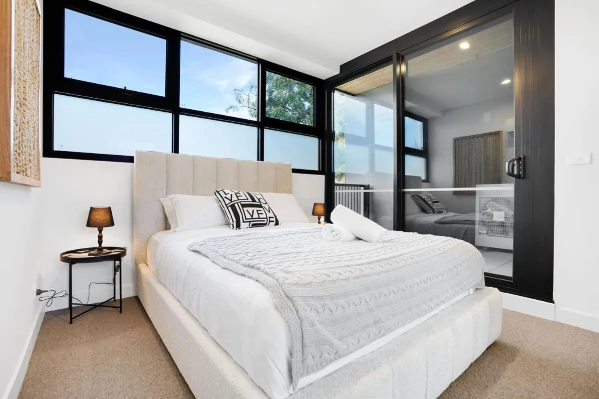 Cozy Nest in Prime Hawthorn w parking & pool — 2