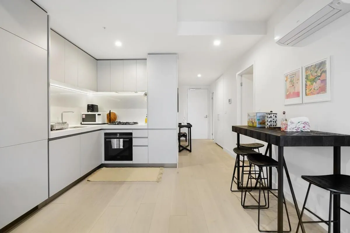 Cozy Nest in Prime Hawthorn w parking & pool — 5
