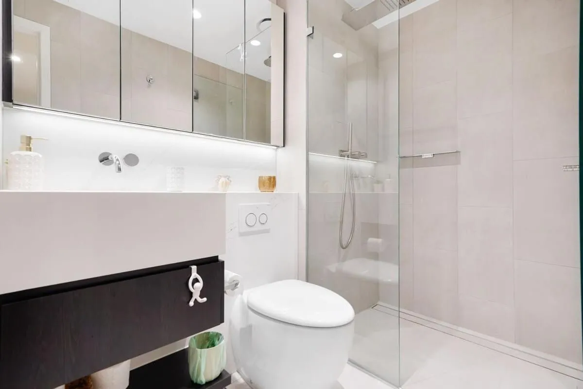 Cozy Nest in Prime Hawthorn w parking & pool — 3