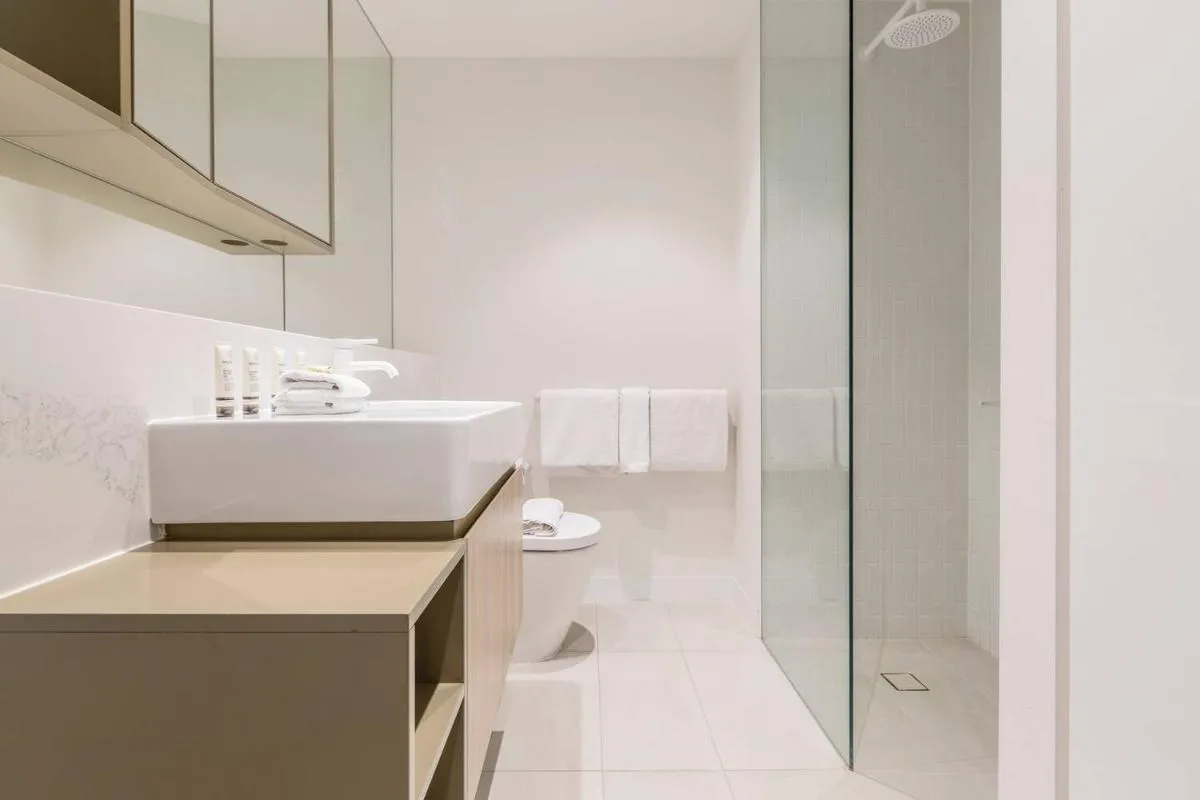 Effortless MinimalismCentral Southbank Apt Park — 3