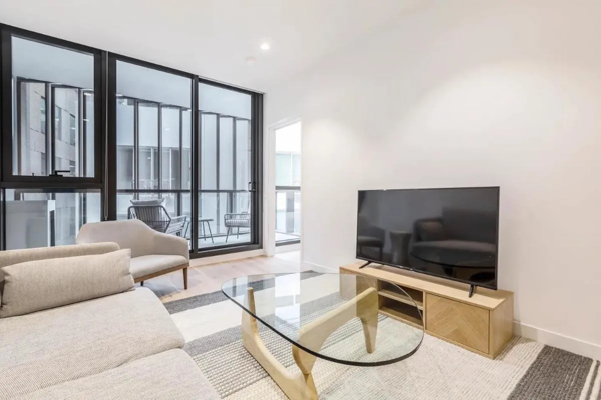 Effortless MinimalismCentral Southbank Apt Park — 5