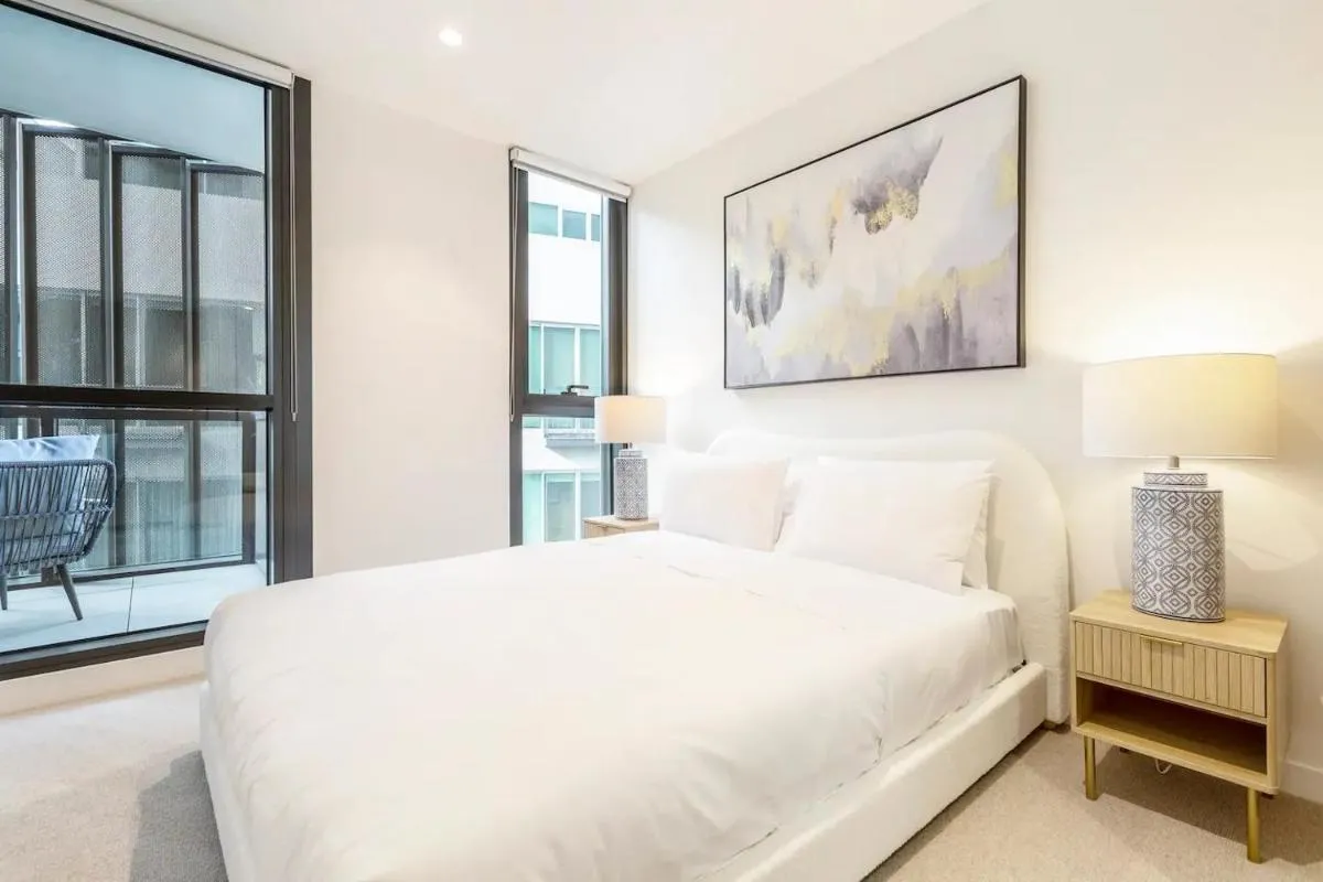 Effortless MinimalismCentral Southbank Apt Park — 2