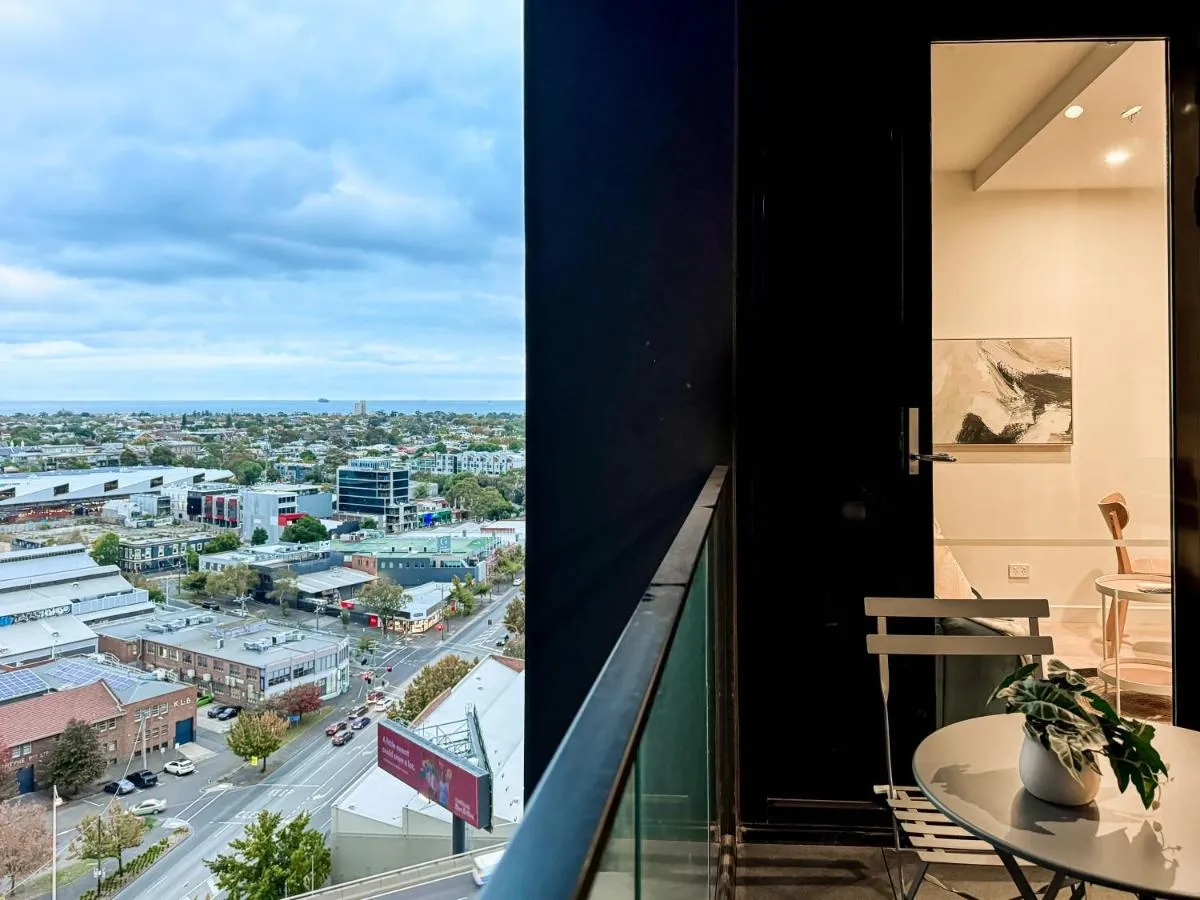 Elegant 2BR Skyline Apt Free Parking — 3