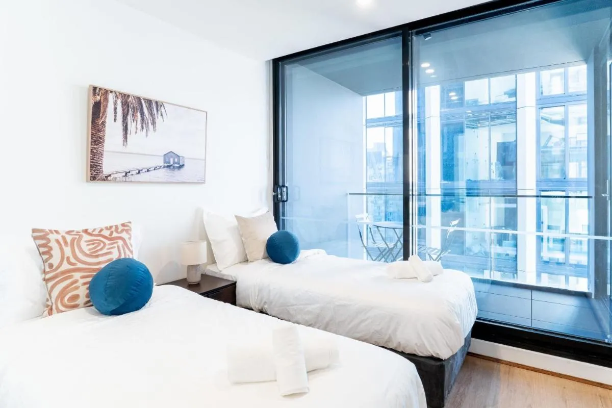 Elegant 2BR Skyline Apt Free Parking — 2