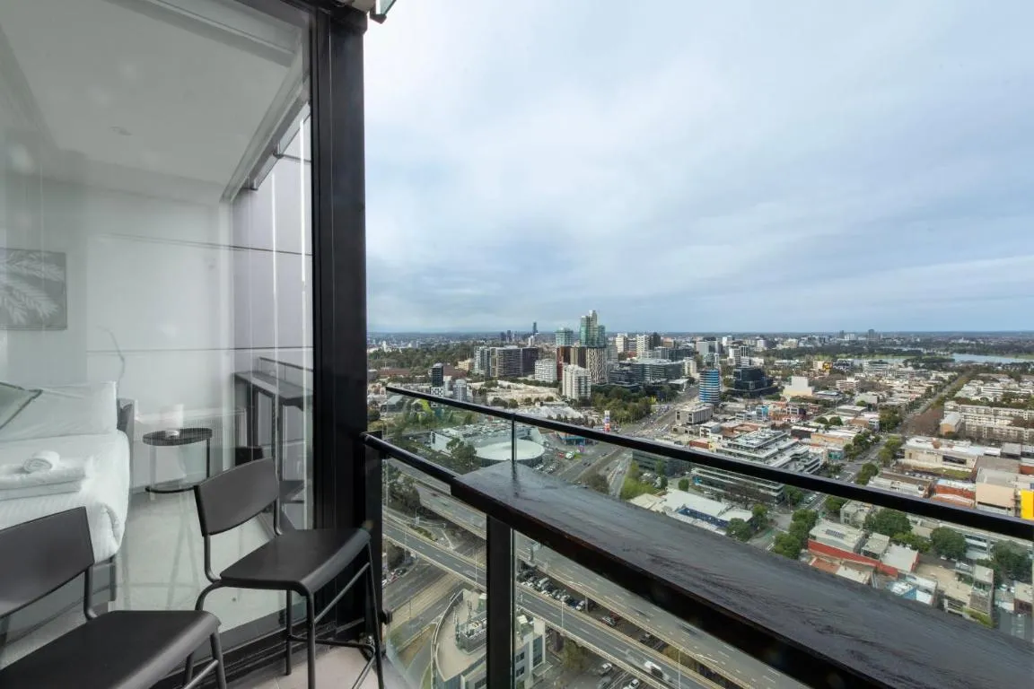 Elegant 2-Bed Apartment with Stunning City Views