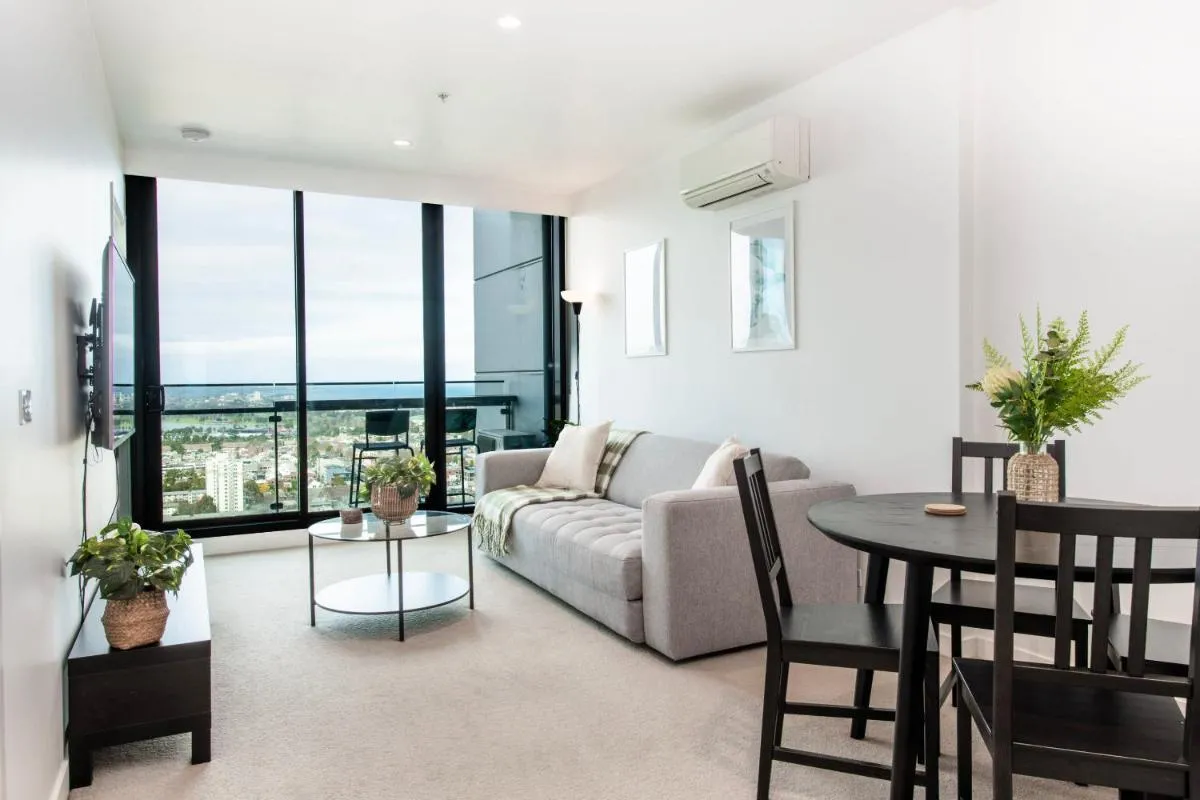 Elegant 2-Bed Apartment with Stunning City Views — 5