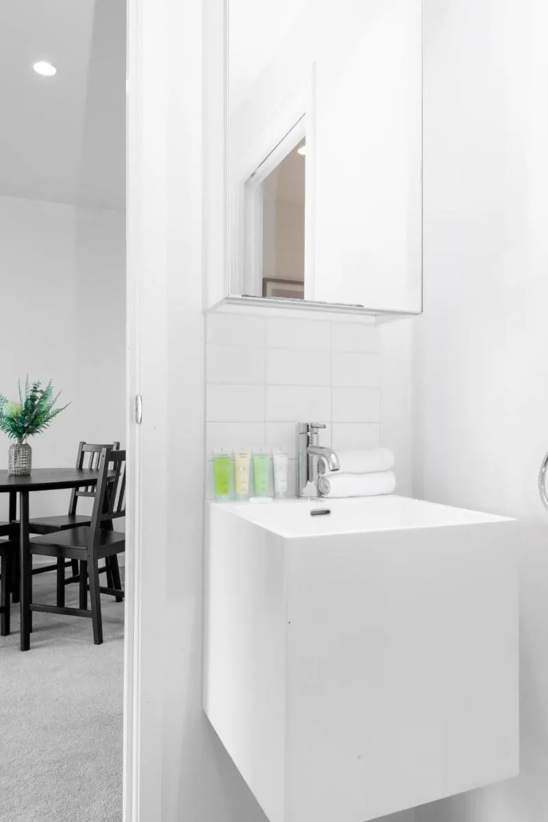 Elegant 2-Bed Apartment with Stunning City Views — 4