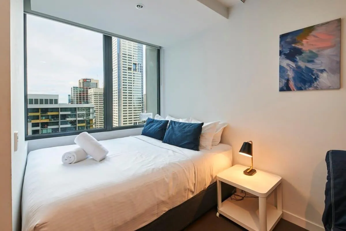Elevated Bliss – Spectacular Views from Level 32 — 2