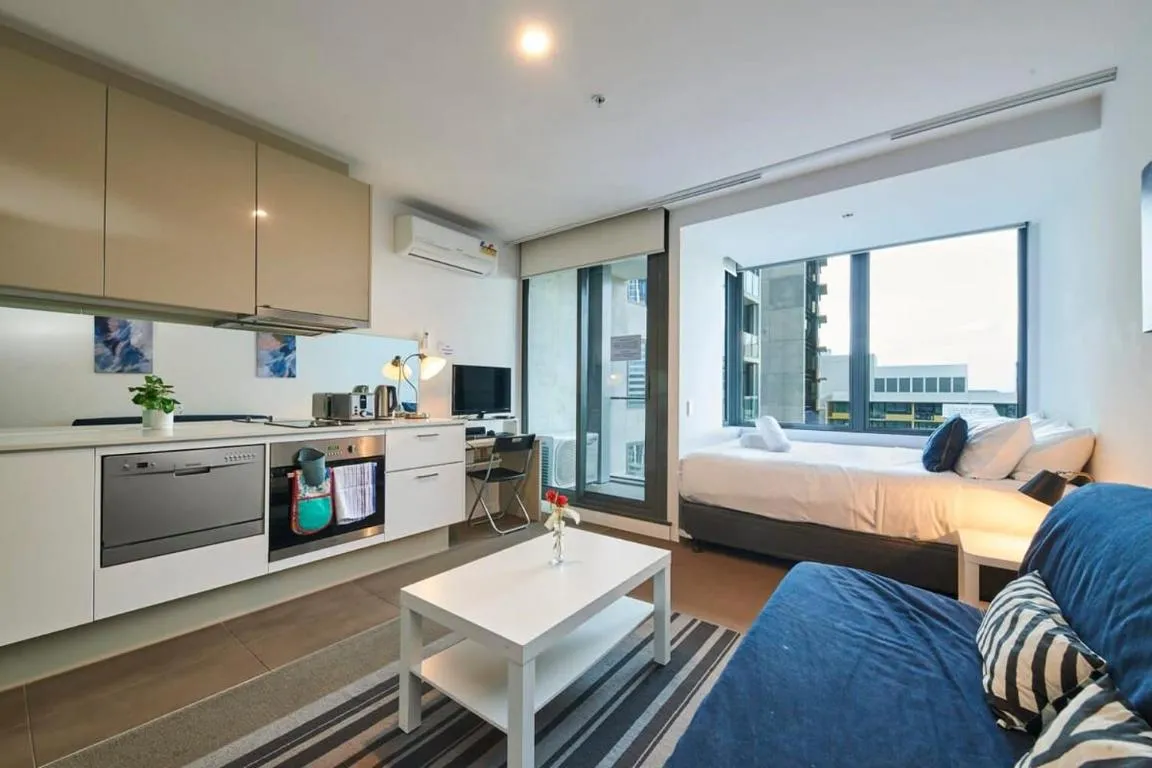 Elevated Bliss – Spectacular Views from Level 32