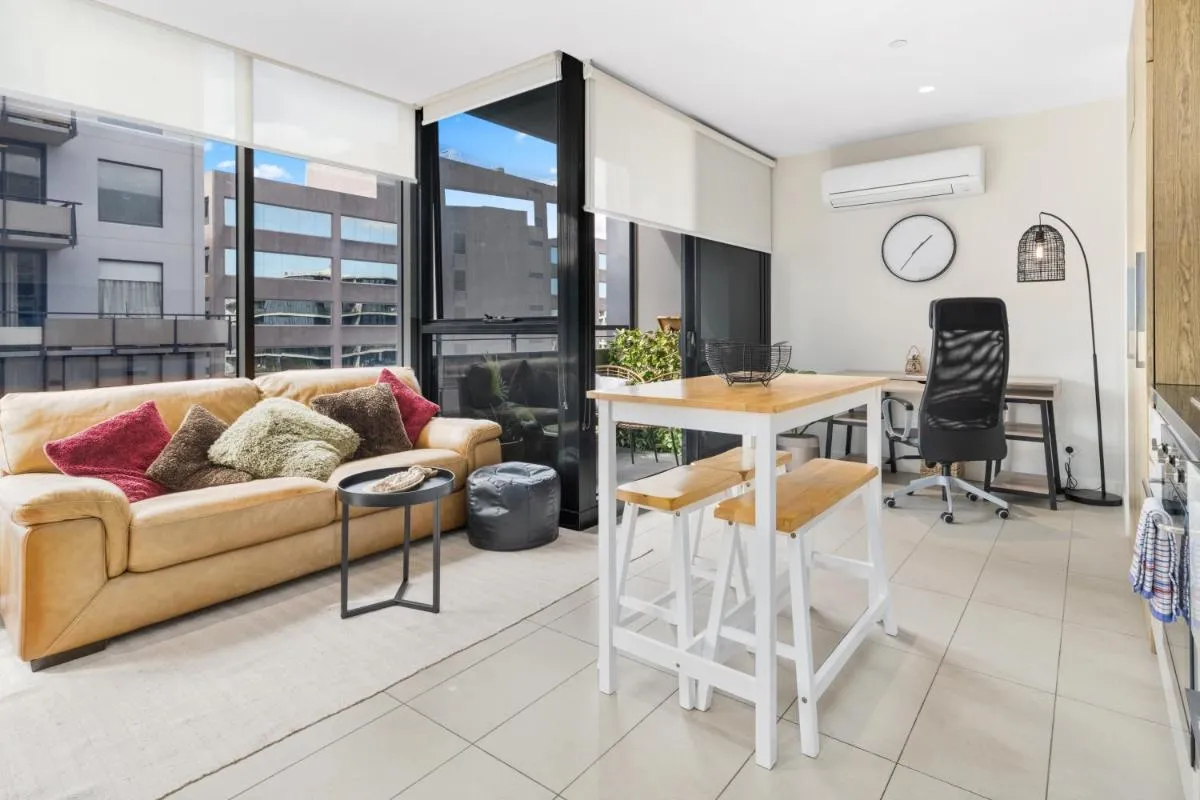 Escape To Melbourne – Stylish 1 Bedroom-Gym – Aircon -Balcony — 4